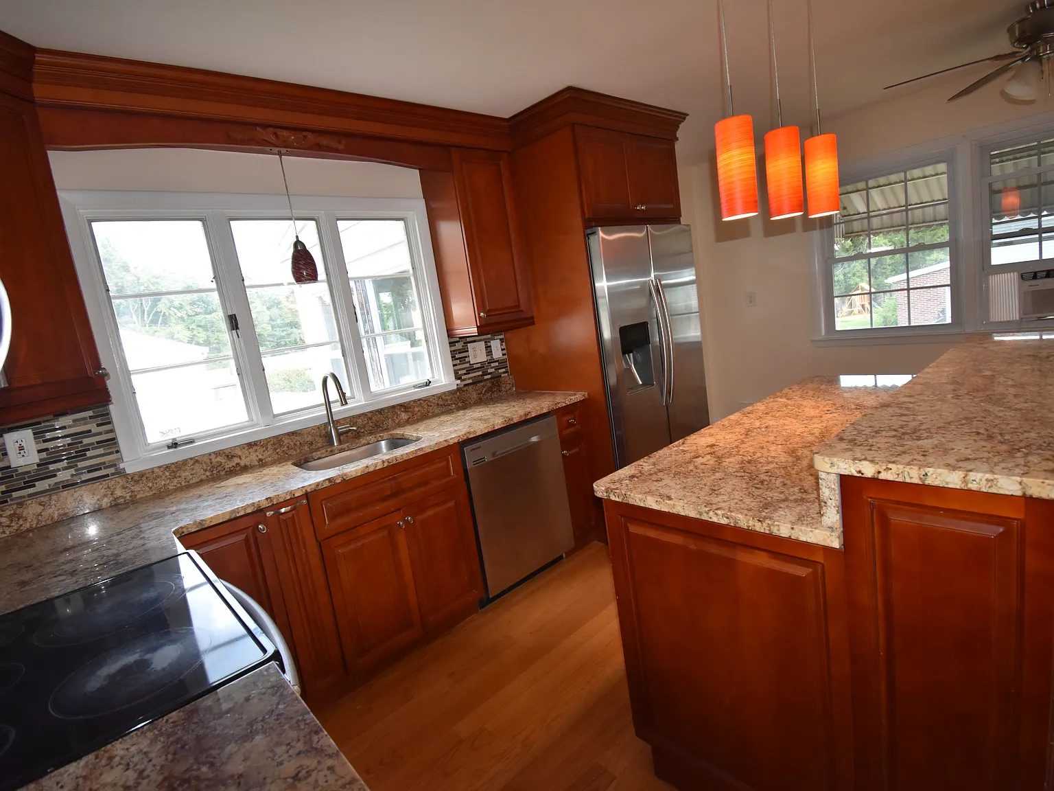 3 bed, 2.5 bath, 2024 sqft, $3,300 — Photo 4