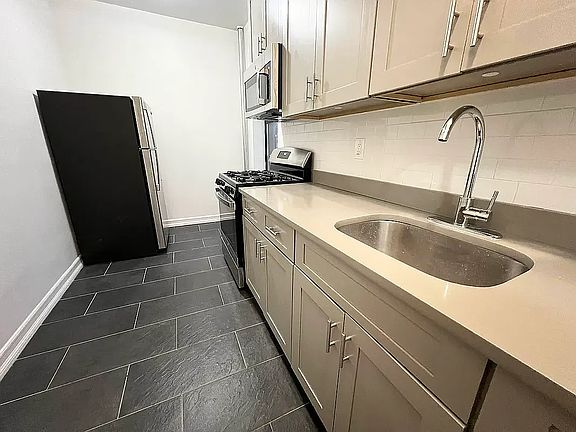 4th image of 45 E Mosholu Pkwy N APT 4B