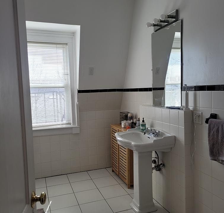 Full size tub - lots of natural, eastern facing light