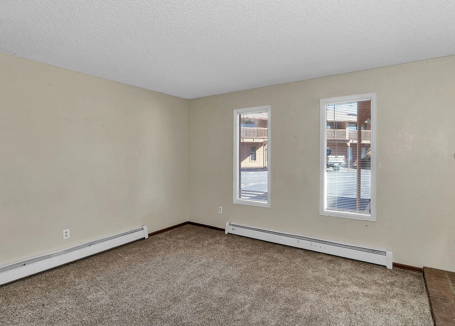 Wonderful 3 Bedroom Townhouse in Cedar Terrace — Photo 4