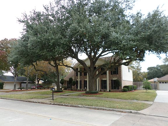 4th image of 2211 Country Club Dr