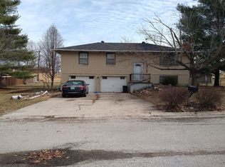 105 Kent St, Wood Heights, MO 64024