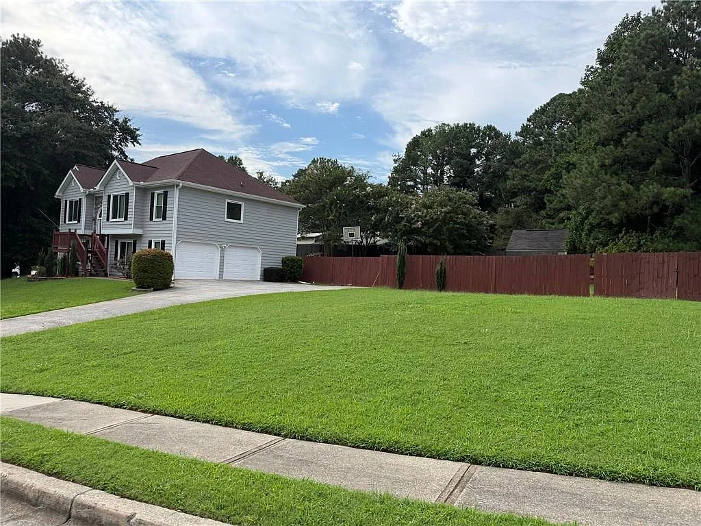 4 bed, 3.0 bath, 2402 sqft, $2,500 — Photo 2
