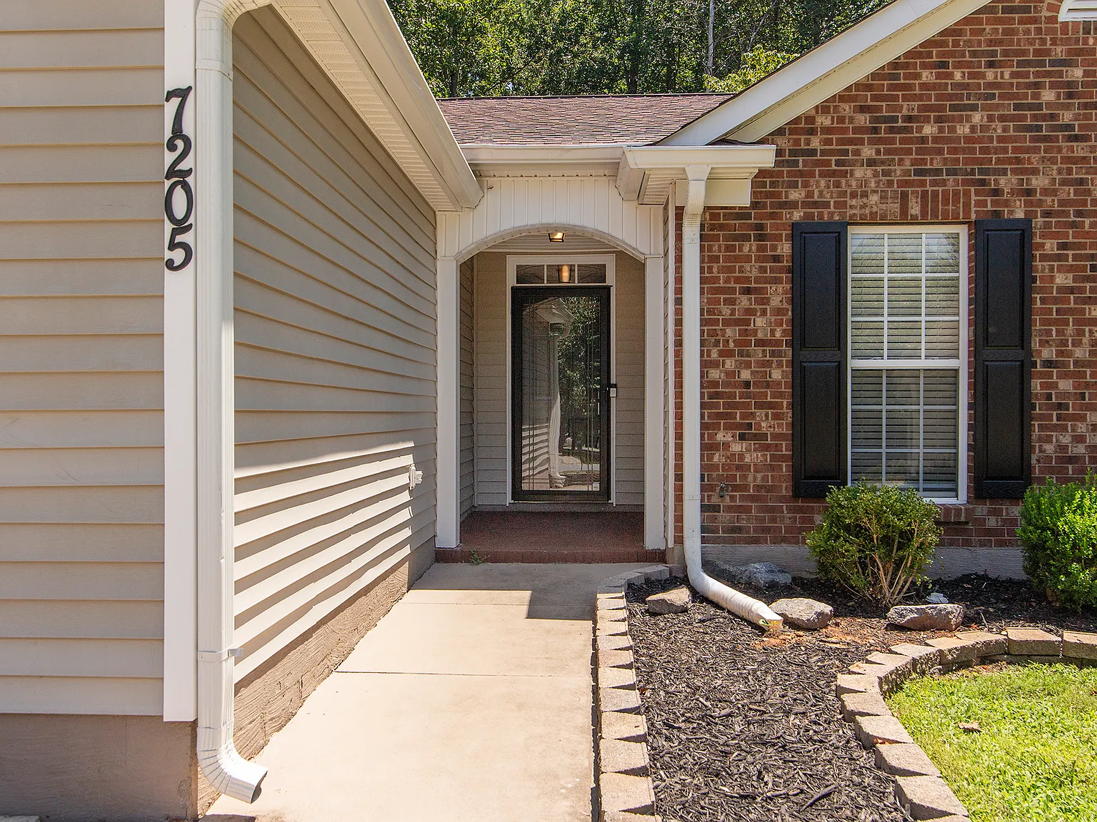 3 bed, 1210 sqft, $1,950 — Photo 3