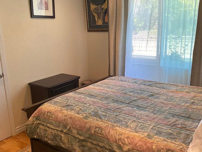 Guest's bedroom with queen size bed