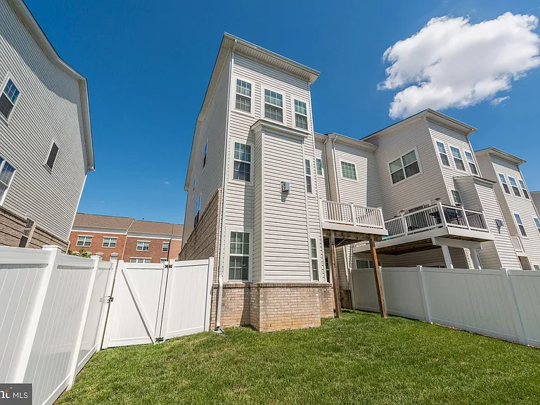 22677 Flowing Spring Sq — Photo 30