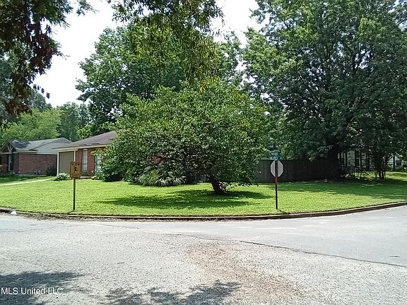 2nd image of 2535 Hillcrest Cir
