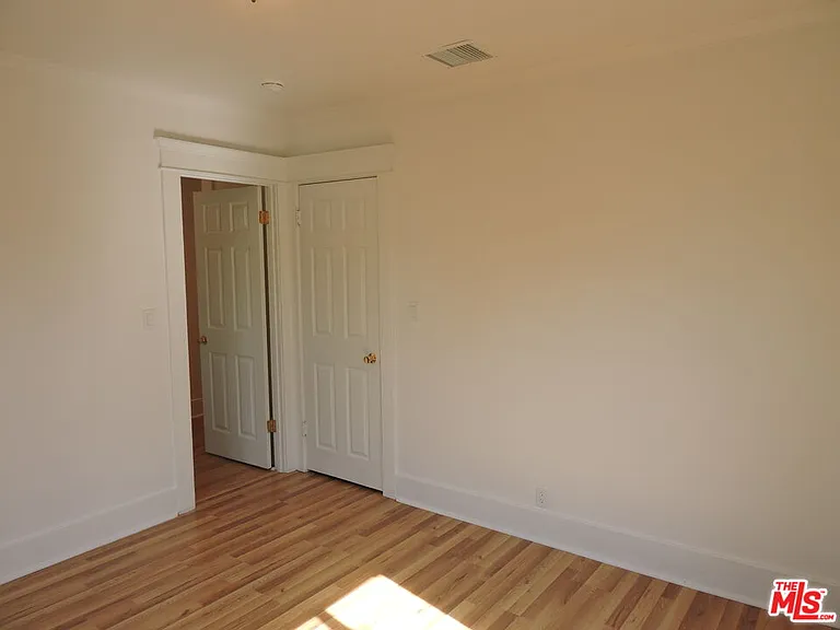 559 N Windsor Blvd — Photo 16