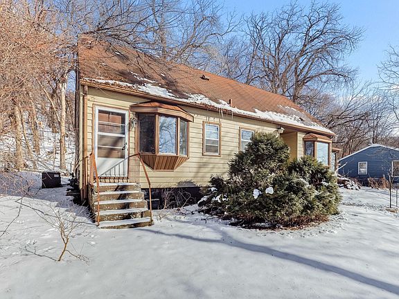 2nd image of 820 Point Douglas Rd S