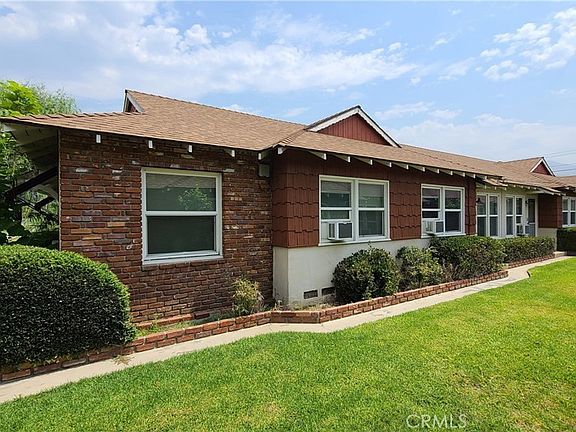 2nd image of 2542 N Buena Vista St #2544