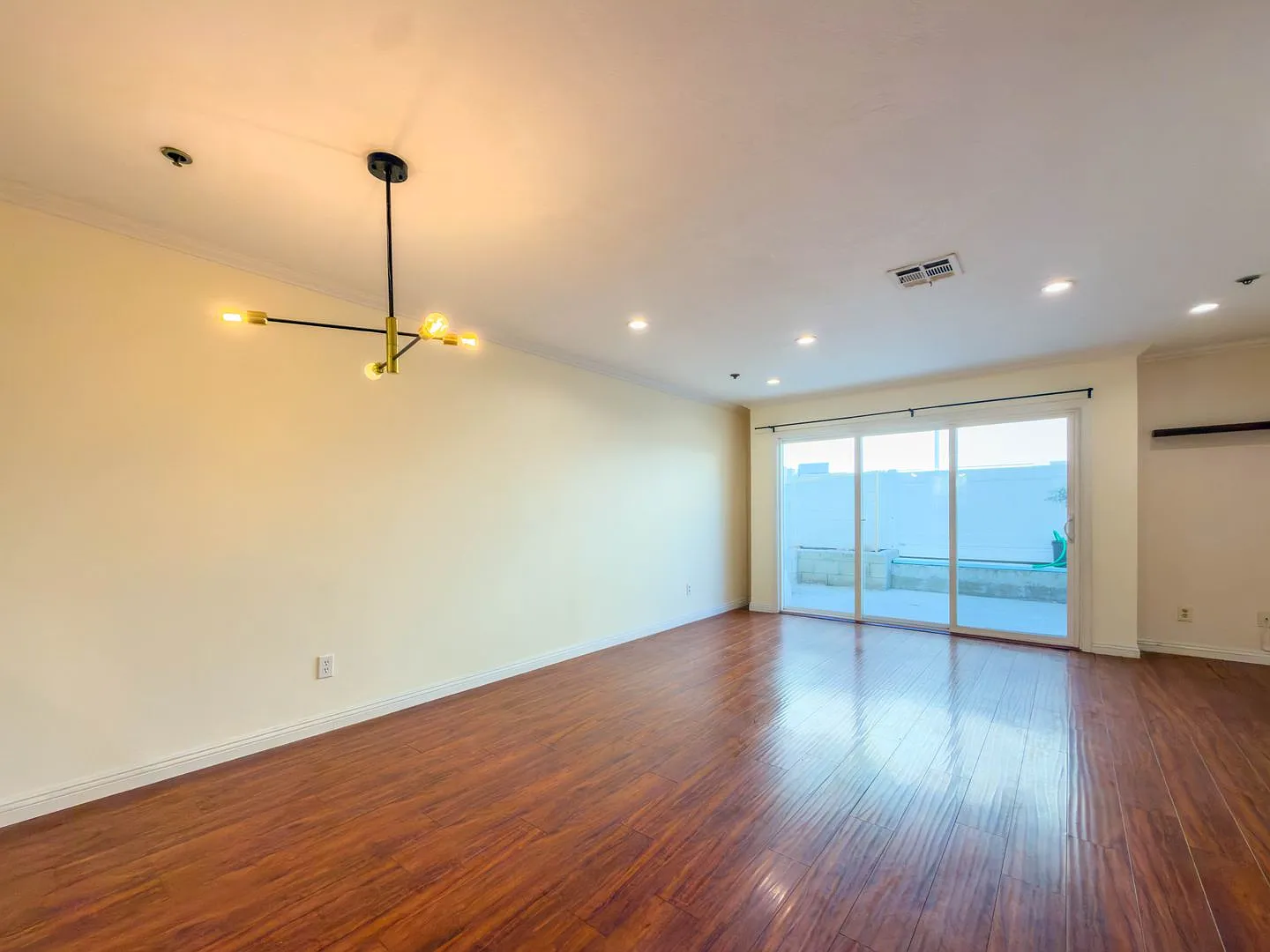 Spacious 2BR/2.5BA Condo with Private Patio in Glendale — Photo 3