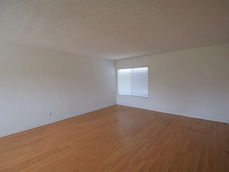 4930 — Photo 2