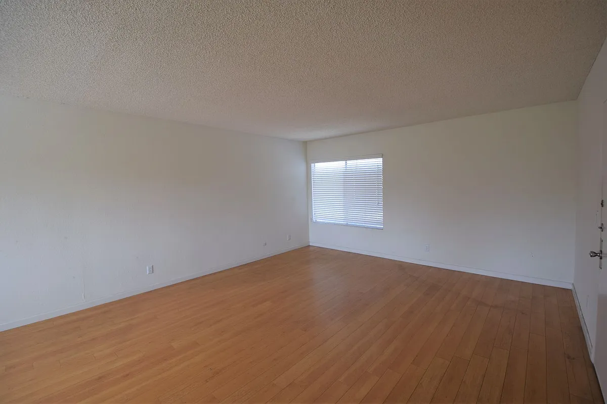 Building Photo - 4930