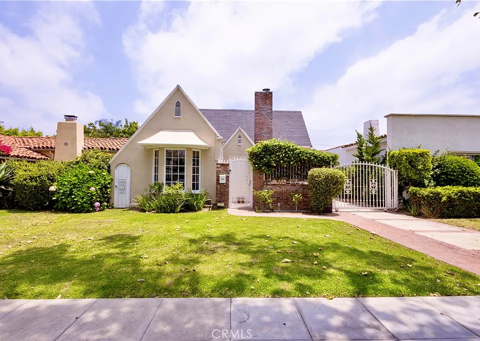 446 S La Peer Dr