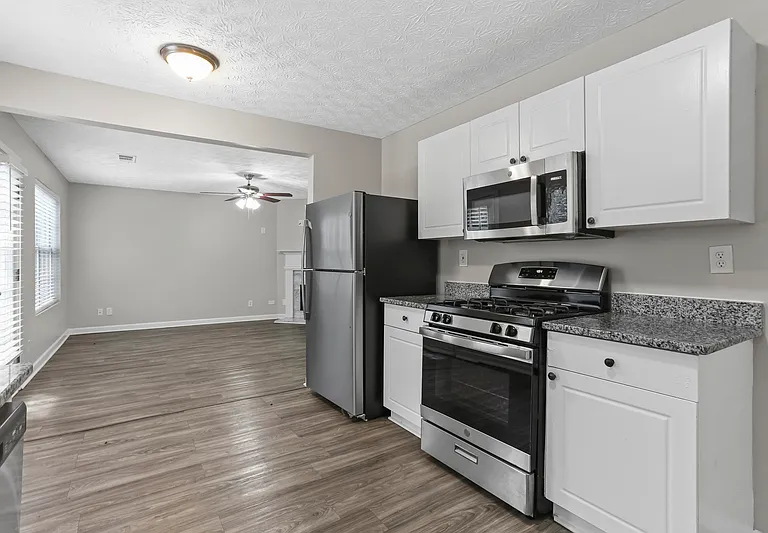 879 Stonebridge Cres — Photo 8