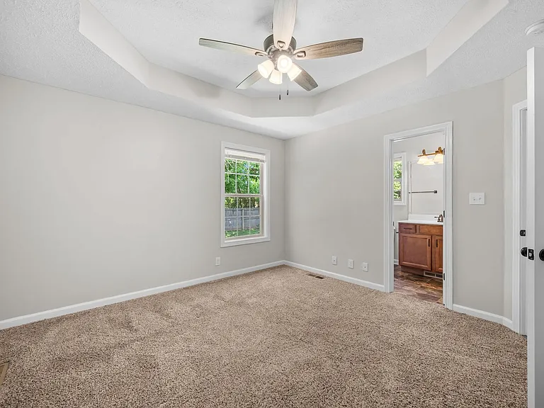 552 Falkland Cir — Photo 15