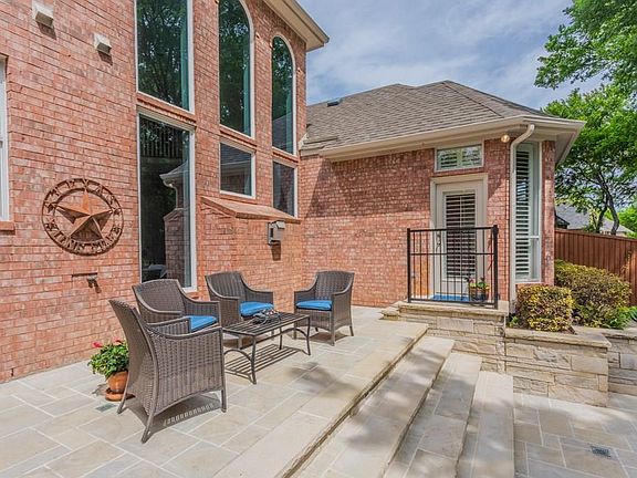 2nd image of 22 Winding Hollow Ln