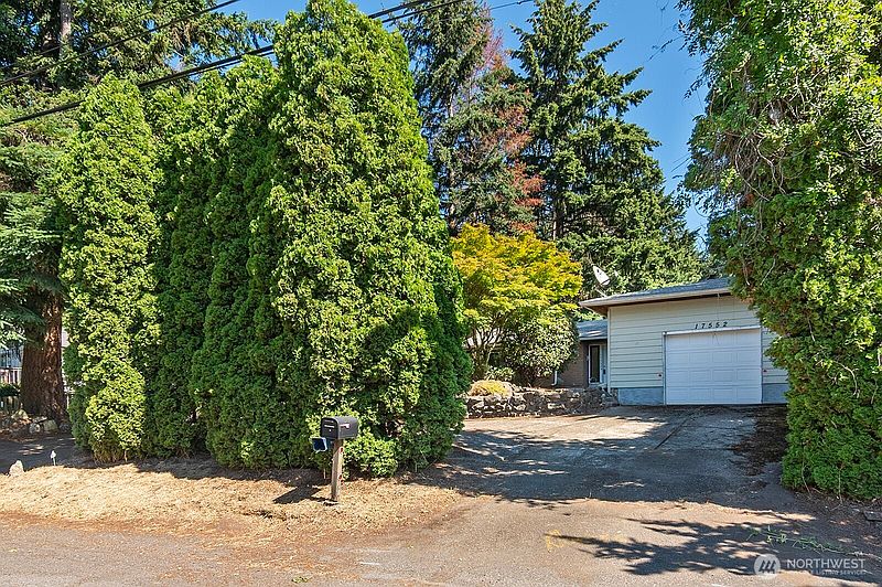 3rd image of 17552 Ballinger Way NE
