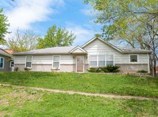 521 E 5th St, Tonganoxie, KS 66086