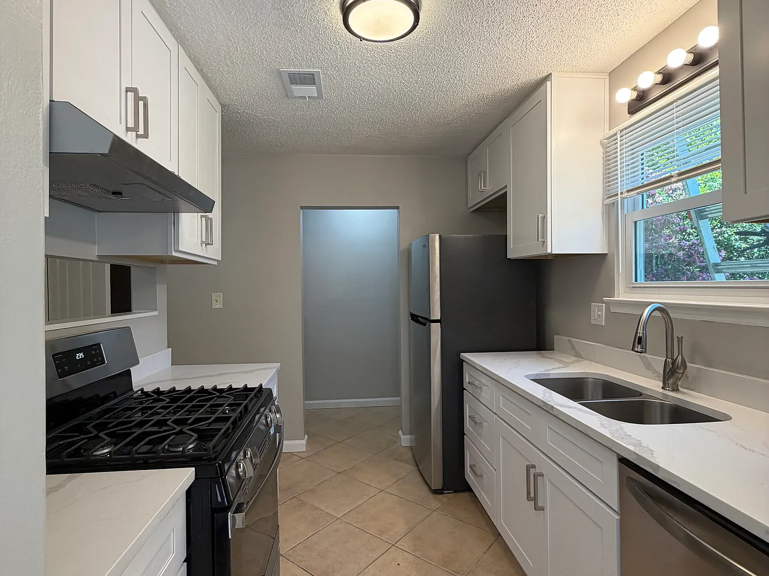 2 bed, 1.5 bath, 1100 sqft, $1,550 — Photo 4