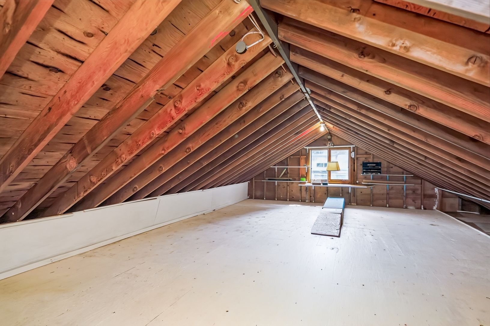  Large Attic Space 