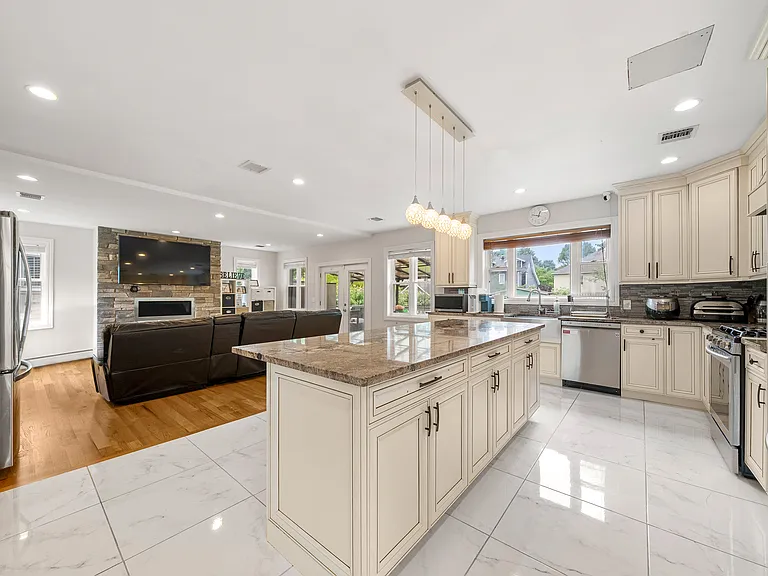 156 Phelps Ave — Photo 6