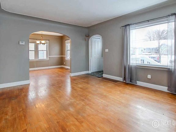 3rd image of 1319 Diamond Ave NE