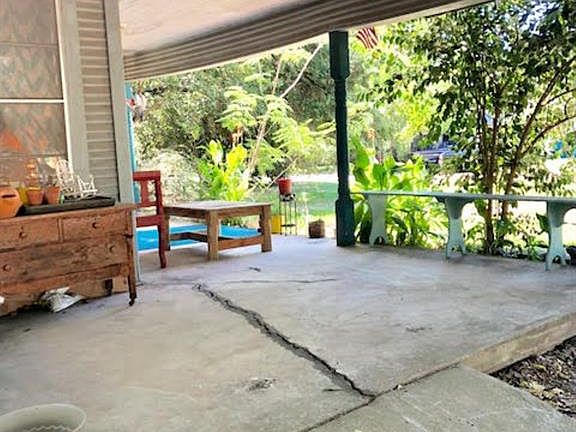 4th image of 306 W Comal Ave