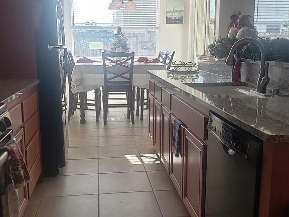 5th image of 844 Pueblo St
