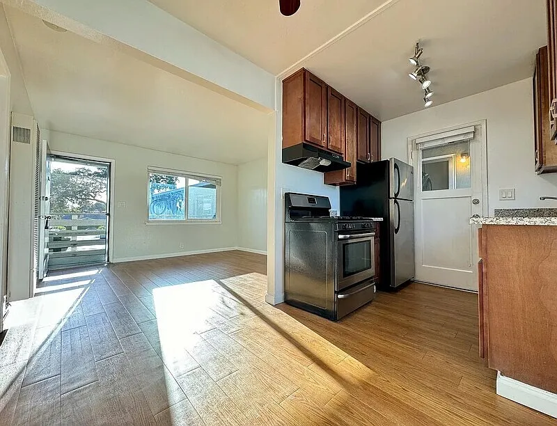 1 bed, 1.0 bath, 650 sqft, $1,979 — Photo 2