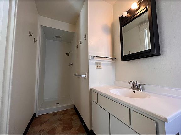 3rd image of 919 E Grand Ave #2