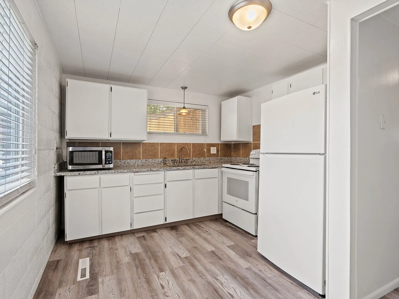 2 bed, 1000 sqft, $1,500 — Photo 4