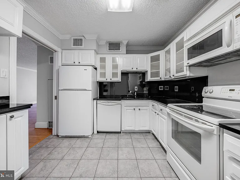 1800 Old Meadow Rd #919 — Photo 9