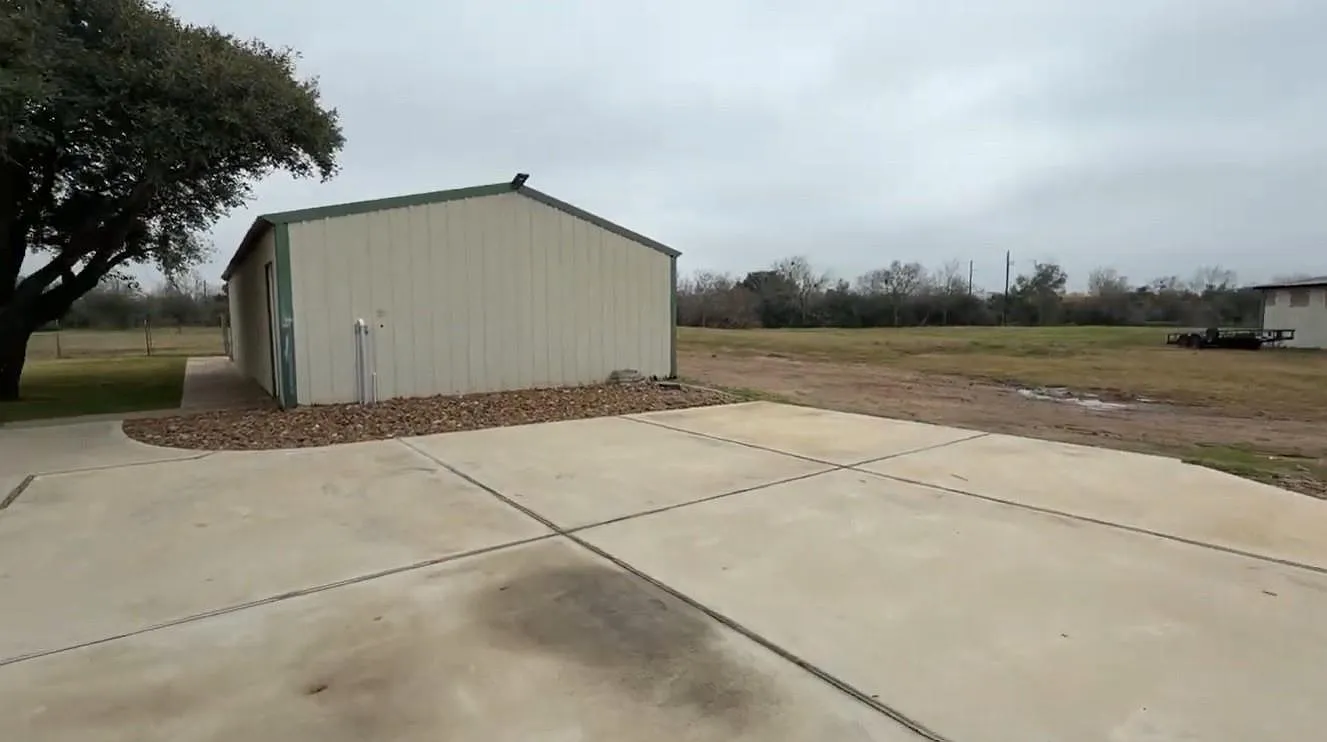 3 bed, 2.5 bath, 2670 sqft, $3,350 — Photo 2