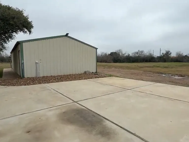 6910 S Mallard Dr — Photo 2