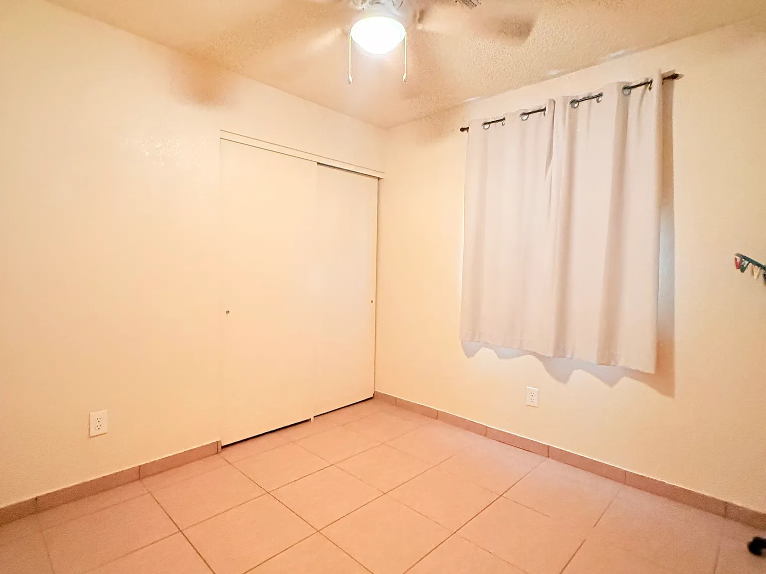 3 bed, 954 sqft, $1,300 — Photo 4
