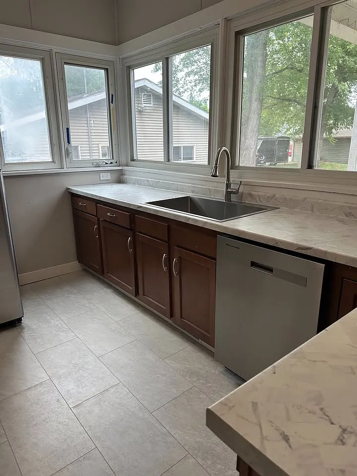 5 bed, 1.5 bath, $1,995 — Photo 4