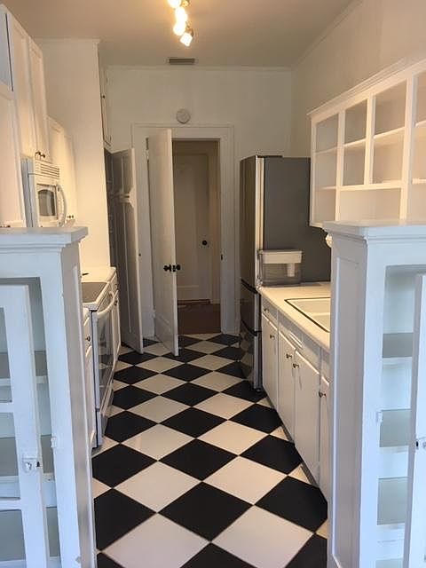2nd image of 2253 Oak St Floor 5