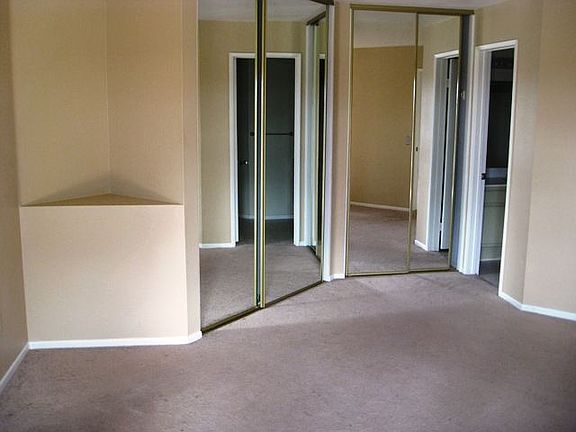 Bedroom w/mirrored closet doors