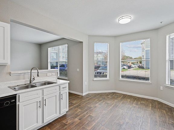 3rd image of 16112 North Fwy APT 1424