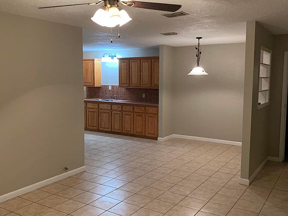 3rd image of 1006 Siesta Dr