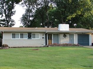 18 Country Ln, Florissant, MO 63033