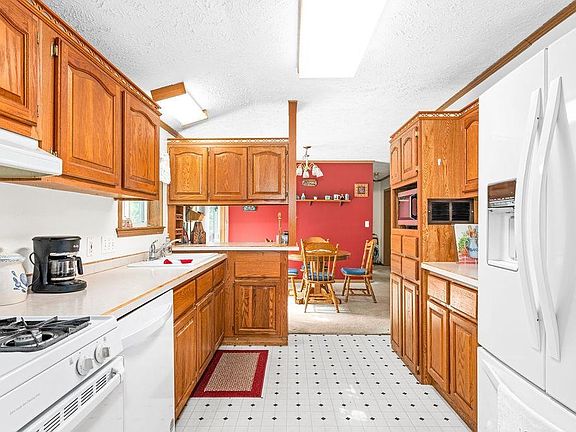 3rd image of 18 Redwood Dr