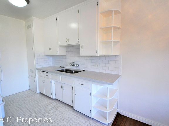 5th image of 10924 Camarillo St #17113906