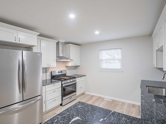 5th image of 704 Jamaica Dr