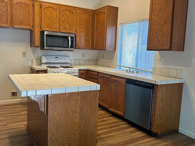 643 Lunardi Way — Photo 9
