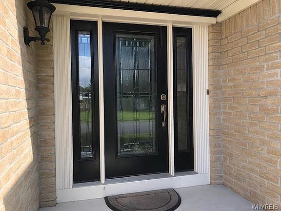 3rd image of 8068 Laurel Park Ln