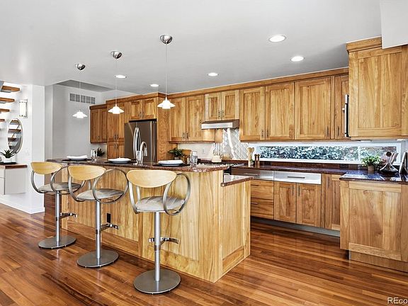 3rd image of 210 S Marion Pkwy