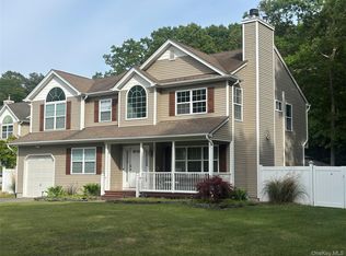 18 Mill Lane, Medford, NY 11763