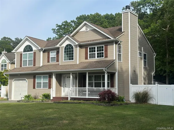 18 Mill Lane, Medford, NY 11763